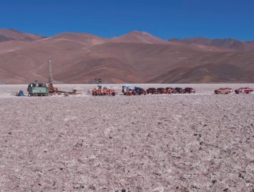Comunidades indígenas bloquean acceso al Salar de Atacama en protesta por acuerdo entre Codelco y SQM: Reclaman visita del Presidente Boric