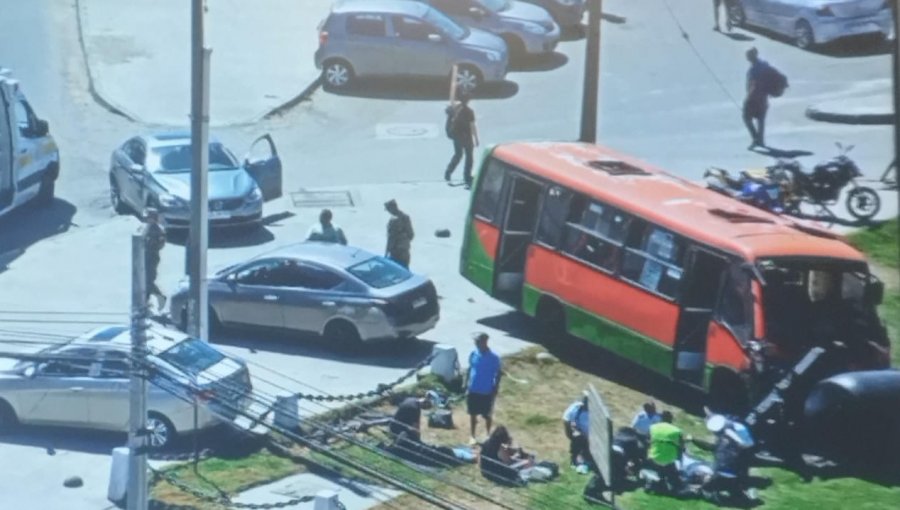 Seis lesionados deja colisión de microbús con estructura metálica en la Av. Altamirano de Valparaíso