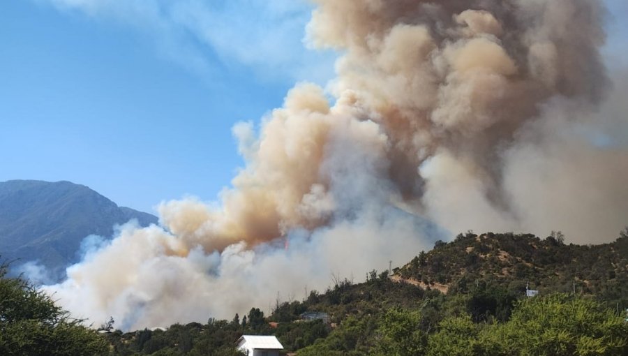 Decretan Alerta Roja por "comportamiento extremo" de incendio forestal que amenaza a viviendas en Quilpué