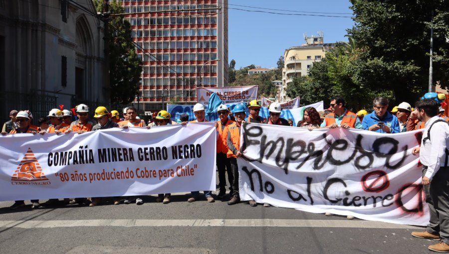 Mineros y autoridades de Cabildo se manifestaron exigiendo intervención de autoridad regional ante eventual cierre de Cerro Negro