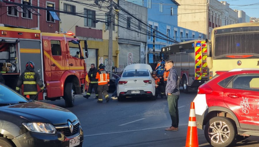 Accidente de alta energía deja dos lesionados y mantiene el tránsito cortado en Valparaíso