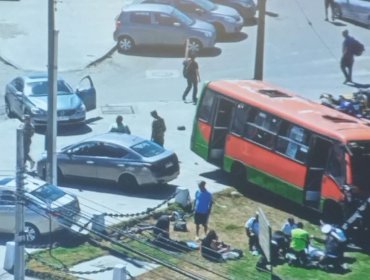 Seis lesionados deja colisión de microbús con estructura metálica en la Av. Altamirano de Valparaíso