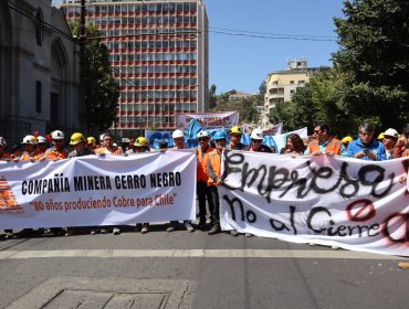 Mineros y autoridades de Cabildo se manifestaron exigiendo intervención de autoridad regional ante eventual cierre de Cerro Negro