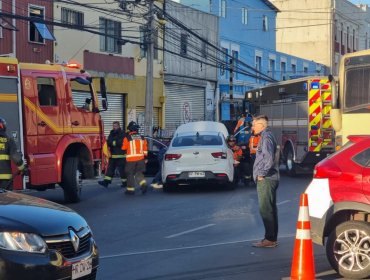 Accidente de alta energía deja dos lesionados y mantiene el tránsito cortado en Valparaíso