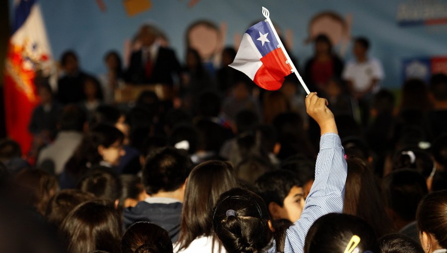 Cámara aprueba obligación de cantar el himno nacional e izar la bandera en colegios