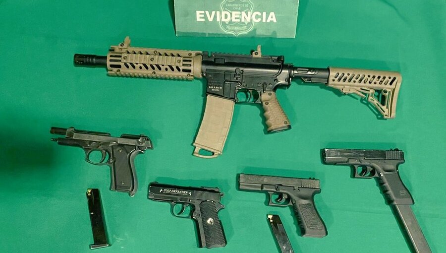 En medio de grabación de video musical, un sujeto es detenido por portar armas simuladas en Quinta Normal