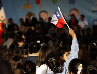 Cámara aprueba obligación de cantar el himno nacional e izar la bandera en colegios