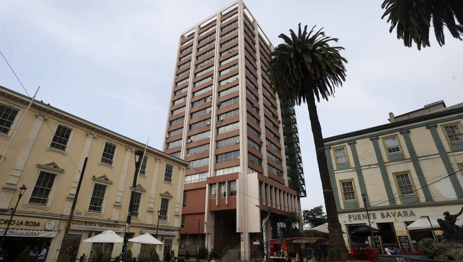 Lapidarios informes eléctricos instalan idea de trasladar servicios del edificio Esmeralda de Valparaíso: Hotel O'Higgins asoma como opción