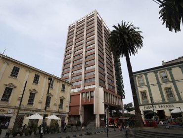 Lapidarios informes eléctricos instalan idea de trasladar servicios del edificio Esmeralda de Valparaíso: Hotel O'Higgins asoma como opción