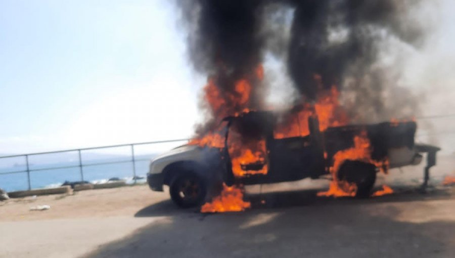 Camioneta se incendió en la Av. Borgoño en dirección al centro de Viña del Mar