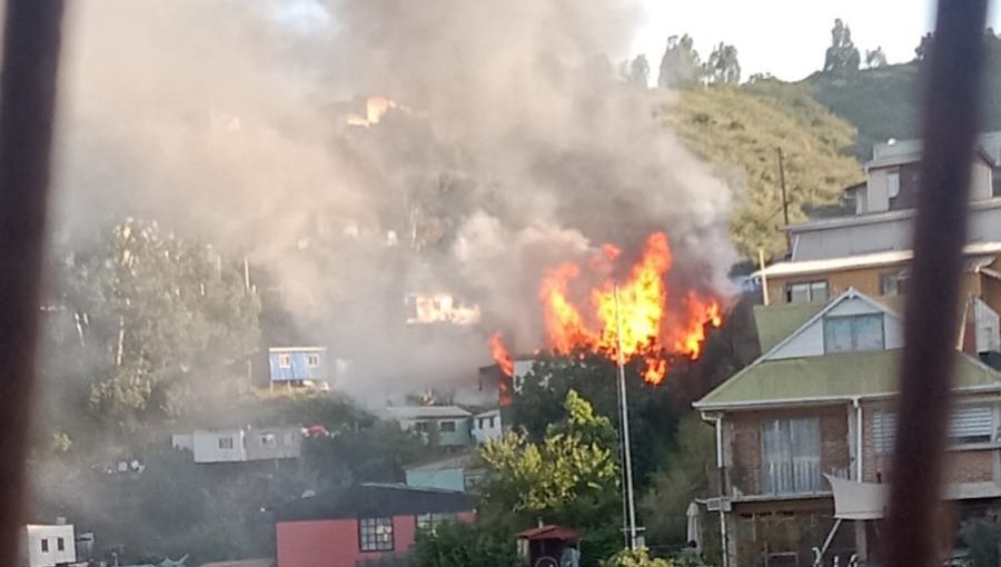 Incendio consumió completamente una casa habitación en el cerro Mariposas de Valparaíso