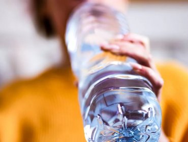 Estudio detecta presencia de microplásticos en distintas marcas de agua embotellada que se venden en Chile