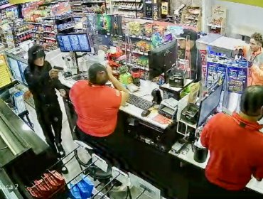 Dúo de delincuentes armados asalta el Oxxo de avenida Borgoño en Reñaca