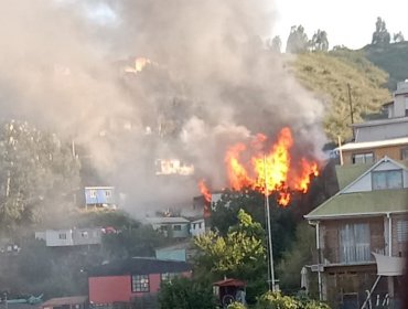 Incendio consumió completamente una casa habitación en el cerro Mariposas de Valparaíso