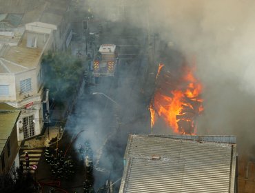 Voraz incendio que arrasó con cinco casas deja 80 personas damnificadas en Puente Alto