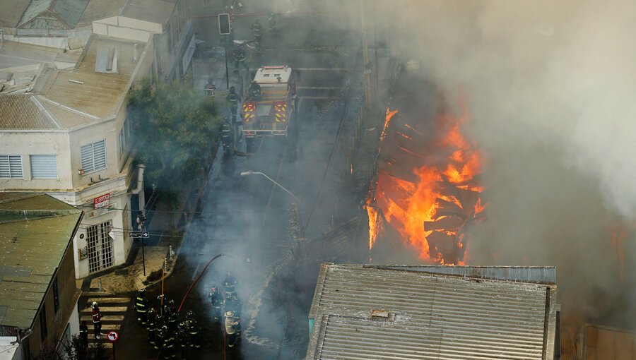 Voraz incendio que arrasó con cinco casas deja 80 personas damnificadas en Puente Alto