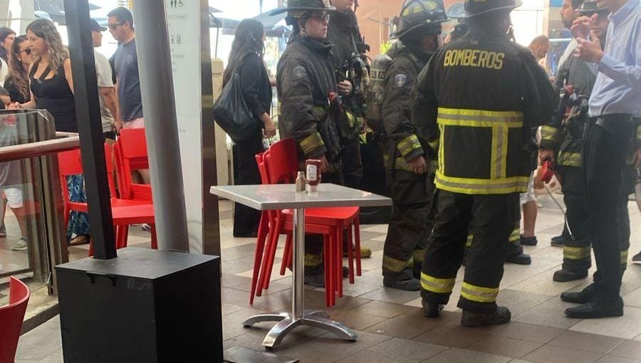 Emanación de productos químicos deja al menos 15 personas intoxicadas en mall Marina Arauco