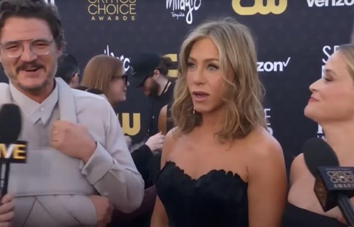 Pedro Pascal y Jennifer Aniston protagonizan tierno gesto en los Critics Choice Awards