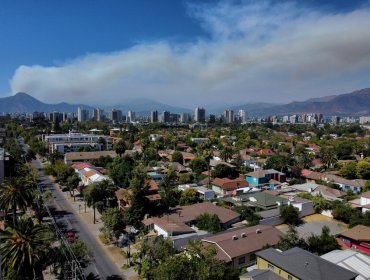 Autoridades sospechan intencionalidad en incendio que se mantiene en combate en Colina