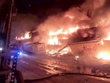 Gigantesco incendio destruyó al menos seis galpones de la Zofri en Iquique