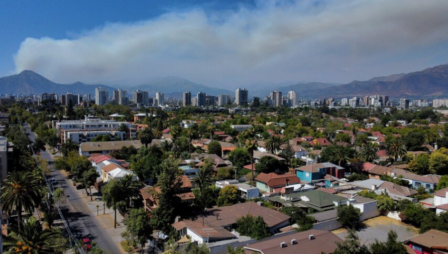 Autoridades sospechan intencionalidad en incendio que se mantiene en combate en Colina