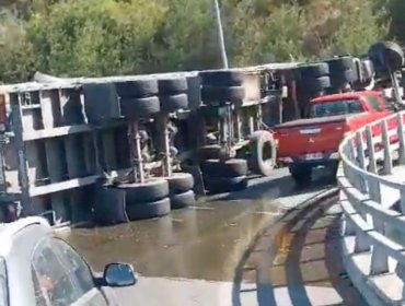 Camión vuelca y derrama la totalidad de su carga en la Ruta 60 en Viña del Mar