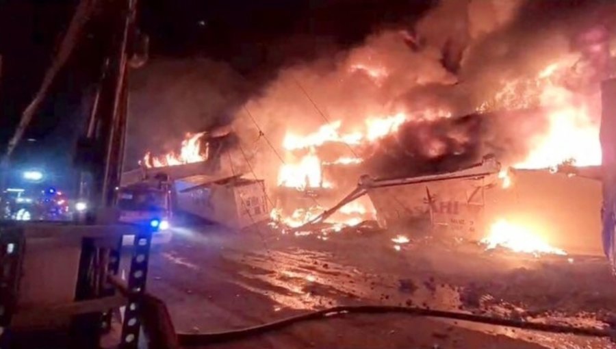 Gigantesco incendio destruyó al menos seis galpones de la Zofri en Iquique