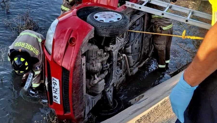 Automóvil desbarranca y cae semivolcado al interior de un canal en sector de San Pedro en Quillota