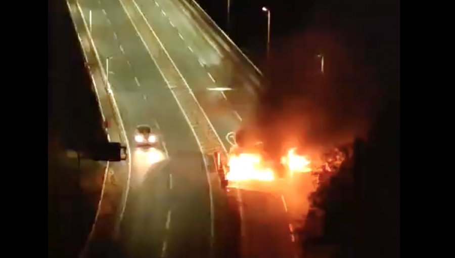 Minibús con trabajadores forestales a bordo fue secuestrado por delincuentes que luego lo incendiaron en carretera de Collipulli