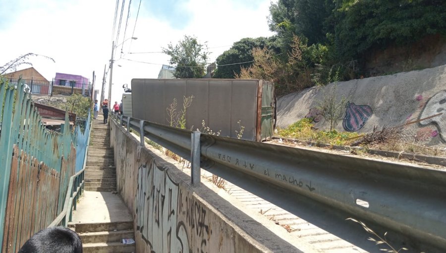 Camión se volcó en calle Levarte con Avenida Pacífico en el cerro Playa Ancha de Valparaíso