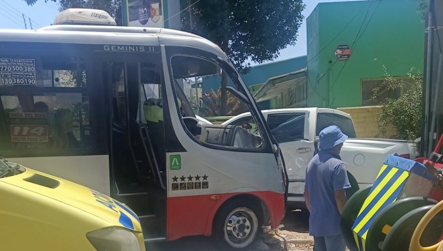 Cinco personas resultaron lesionadas por colisión entre microbús y una camioneta en Quilpué