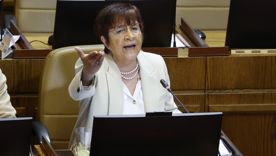 Diputada Hertz dice que joya regalada por Cathy Barriga fue registrada en plataforma del Lobby y que la devolvió