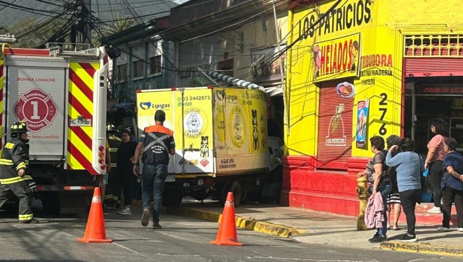 Una persona lesionada deja choque de un camión repartidor de gas contra verdulería en Limache