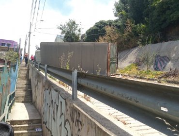 Camión se volcó en calle Levarte con Avenida Pacífico en el cerro Playa Ancha de Valparaíso