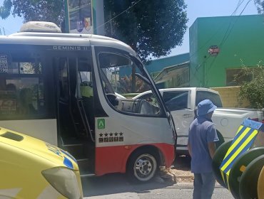 Cinco personas resultaron lesionadas por colisión entre microbús y una camioneta en Quilpué