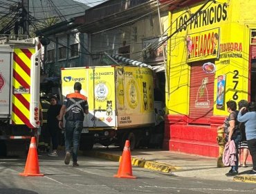 Una persona lesionada deja choque de un camión repartidor de gas contra verdulería en Limache