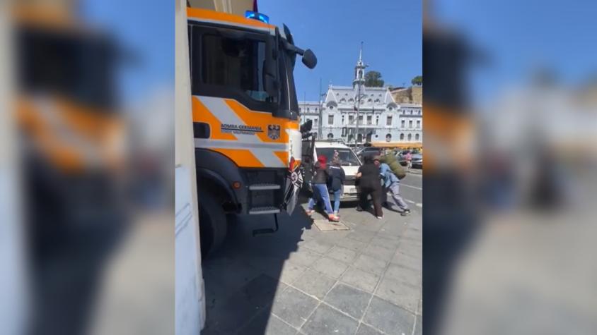 Transeúntes empujaron vehículo que bloqueó salida de Bomberos que se dirigían a un rescate en Valparaíso