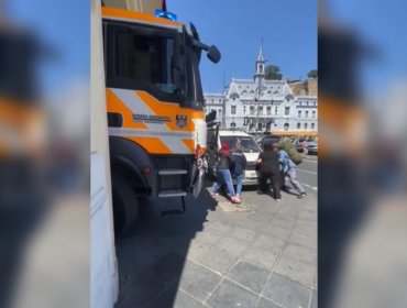 Transeúntes empujaron vehículo que bloqueó salida de Bomberos que se dirigían a un rescate en Valparaíso