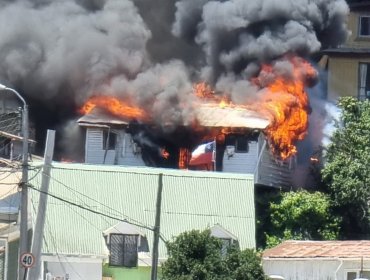 Voraz incendio en cerro San Roque de Valparaíso consume por completo una vivienda y mantiene peligro de propagación