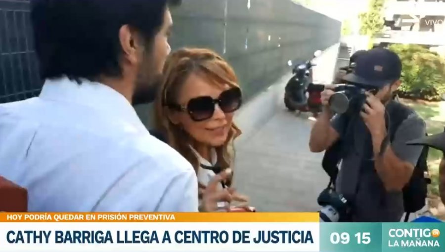 Periodista acusa agresión en plena audiencia de Cathy Barriga