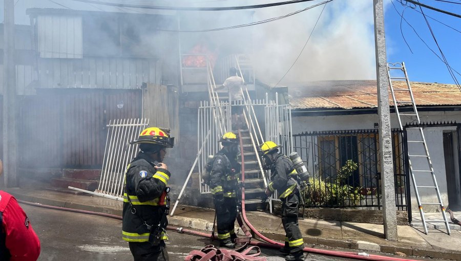 Cuatro viviendas resultaron afectadas por incendio en el cerro San Roque de Valparaíso: al menos 10 personas damnificadas