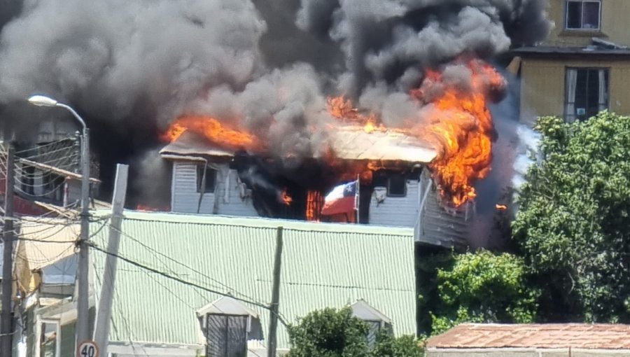 Voraz incendio en cerro San Roque de Valparaíso consume por completo una vivienda y mantiene peligro de propagación