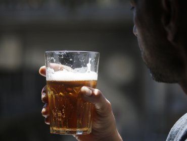 Radiografía al consumo de alcohol en Chile: los hombres beben más que las mujeres y el 37% comenzó a hacerlo antes de los 18 años