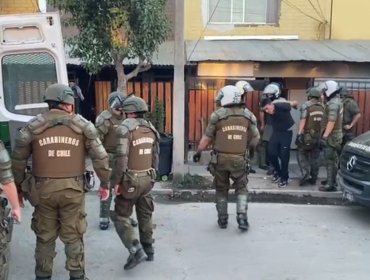 Detienen a seis sujetos en intenso operativo policial por tráfico de drogas en Maipú: Intentaban escapar por los techos