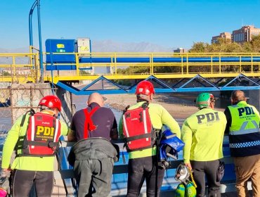 Un cadáver fue encontrado atrapado en las compuertas del río Mapocho en Santiago