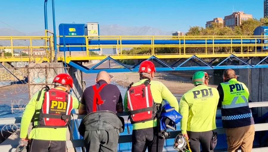 Un cadáver fue encontrado atrapado en las compuertas del río Mapocho en Santiago