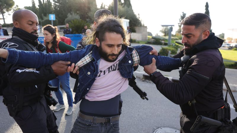 Familiares de rehenes de Hamás irrumpen en el Parlamento de Israel para exigir su regreso