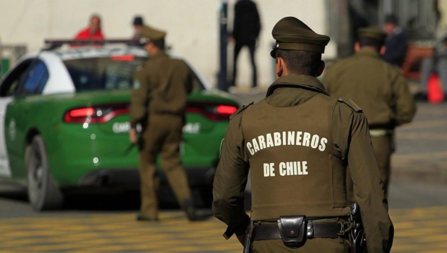 Sujeto es detenido por causar destrozos y desnudarse en servicentro de Ñuñoa