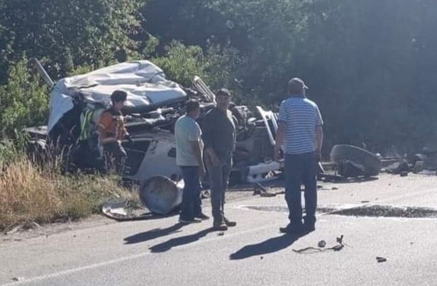 Tres fallecidos y un herido grave deja colisión frontal entre camión y un vehículo en la salida norte de Valdivia