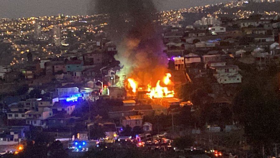 Incendio consume cinco viviendas en la Av. Alemania del cerro Mariposas de Valparaíso